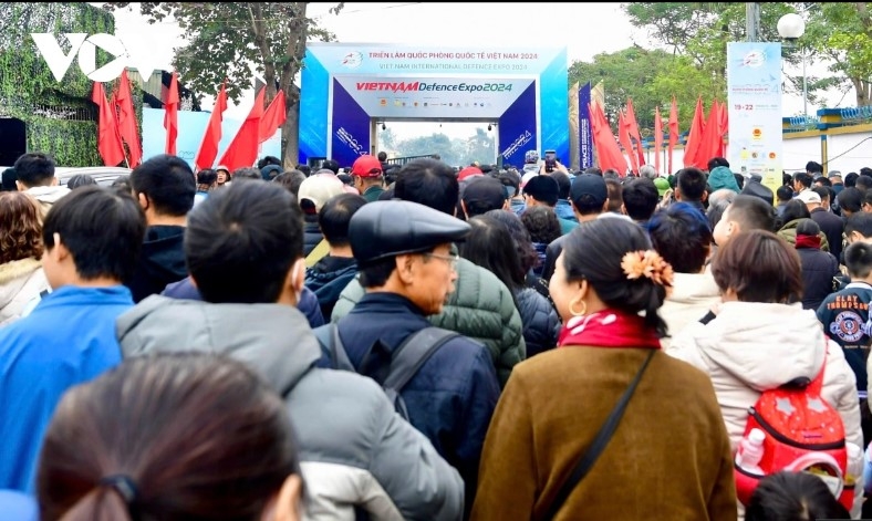 crowds flock to international defense expo at weekend picture 1 crowds flock to international defense expo at weekend picture 1