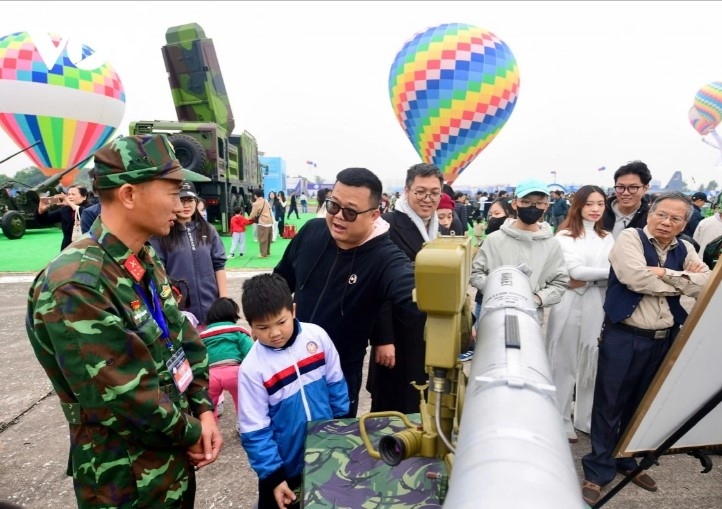 crowds flock to international defense expo at weekend picture 10 crowds flock to international defense expo at weekend picture 10