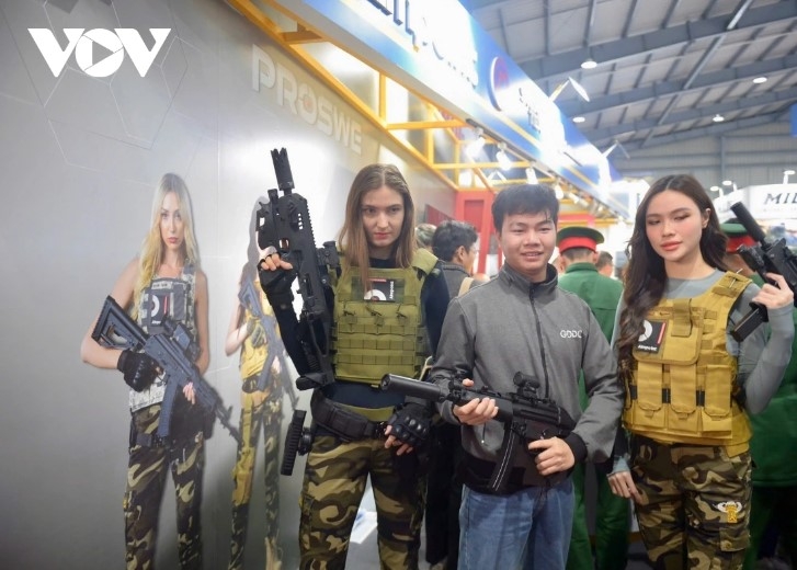 crowds flock to international defense expo at weekend picture 7 crowds flock to international defense expo at weekend picture 7