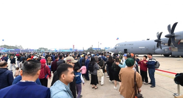 crowds flock to international defense expo at weekend picture 8 crowds flock to international defense expo at weekend picture 8