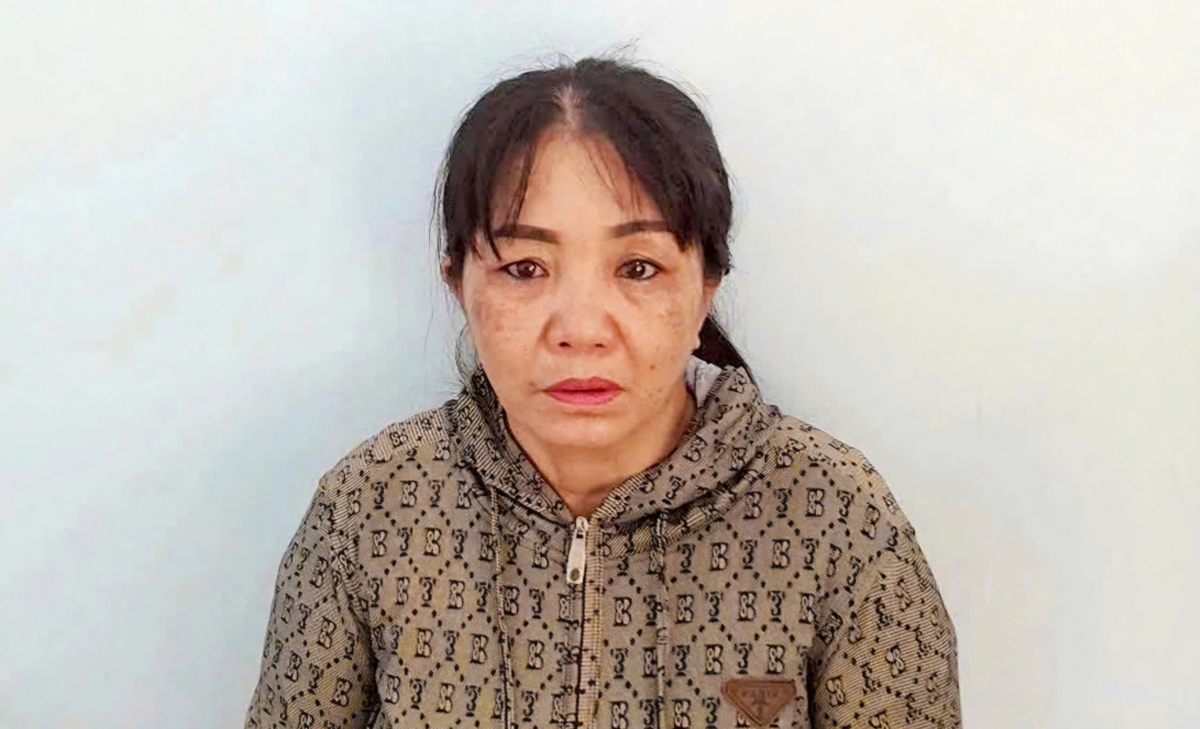 Khởi tố kẻ tạt nước sôi vào con nuôi 12 tuổi