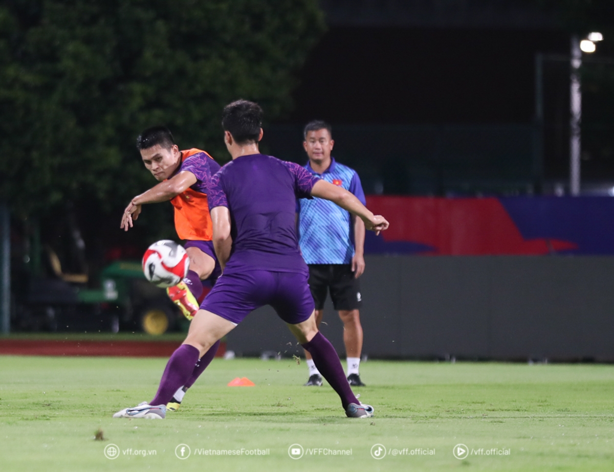 bất chấp trời mưa, Đt việt nam lập tức chuẩn bị cho trận bán kết gặp Đt singapore hình ảnh 6 bat chap troi mua, Dt viet nam lap tuc chuan bi cho tran ban ket gap Dt singapore hinh anh 6