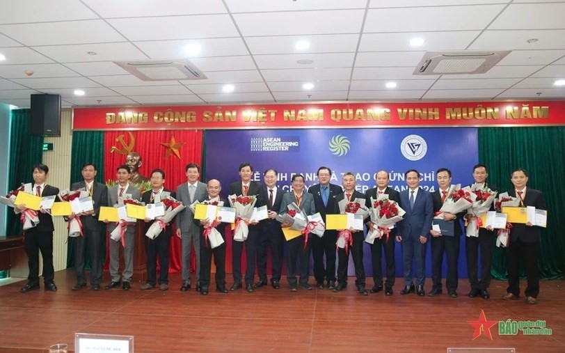 77 Vietnamese engineers receive ASEAN professional engineer certificates