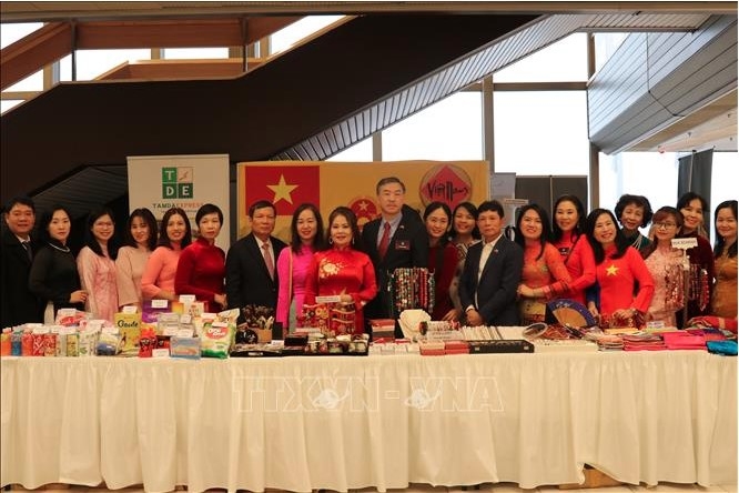 Vietnam joins hands to support Czech charity funds