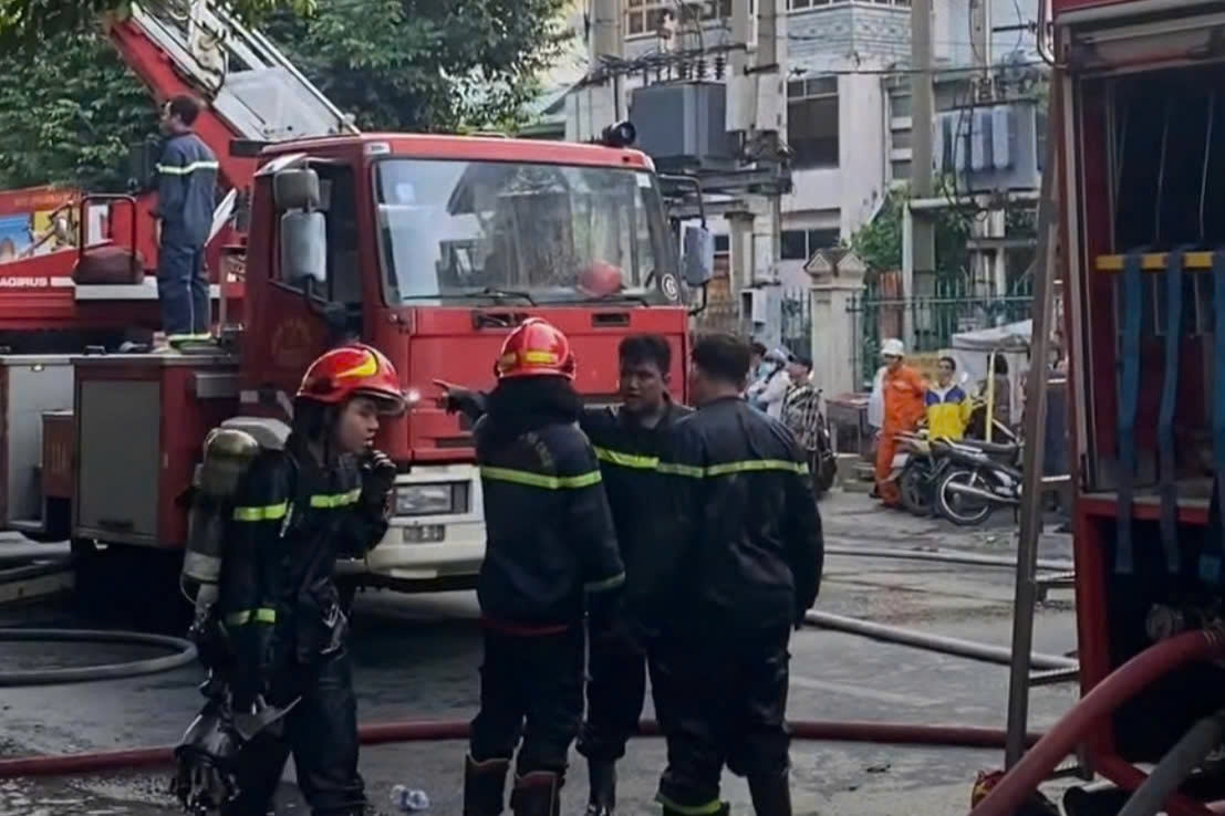 hcm city lodging house fire kills 2, injures more than 10 picture 1