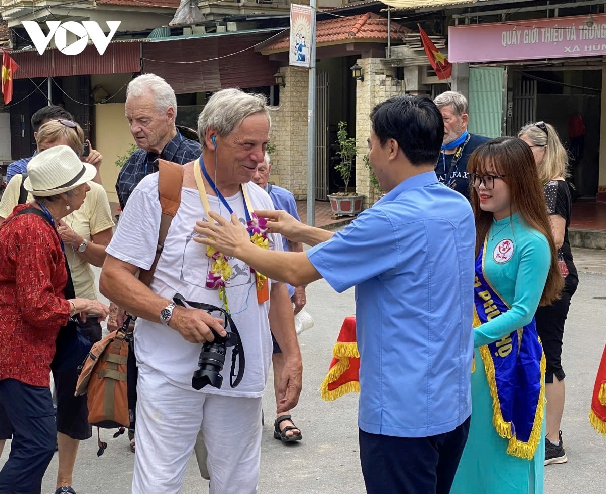 vietnam aims to welcome 22-23 million international visitors in 2025 picture 1