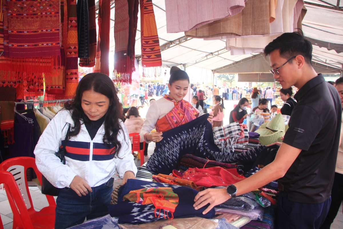 Chợ phiên xuyên biên giới Việt - Lào