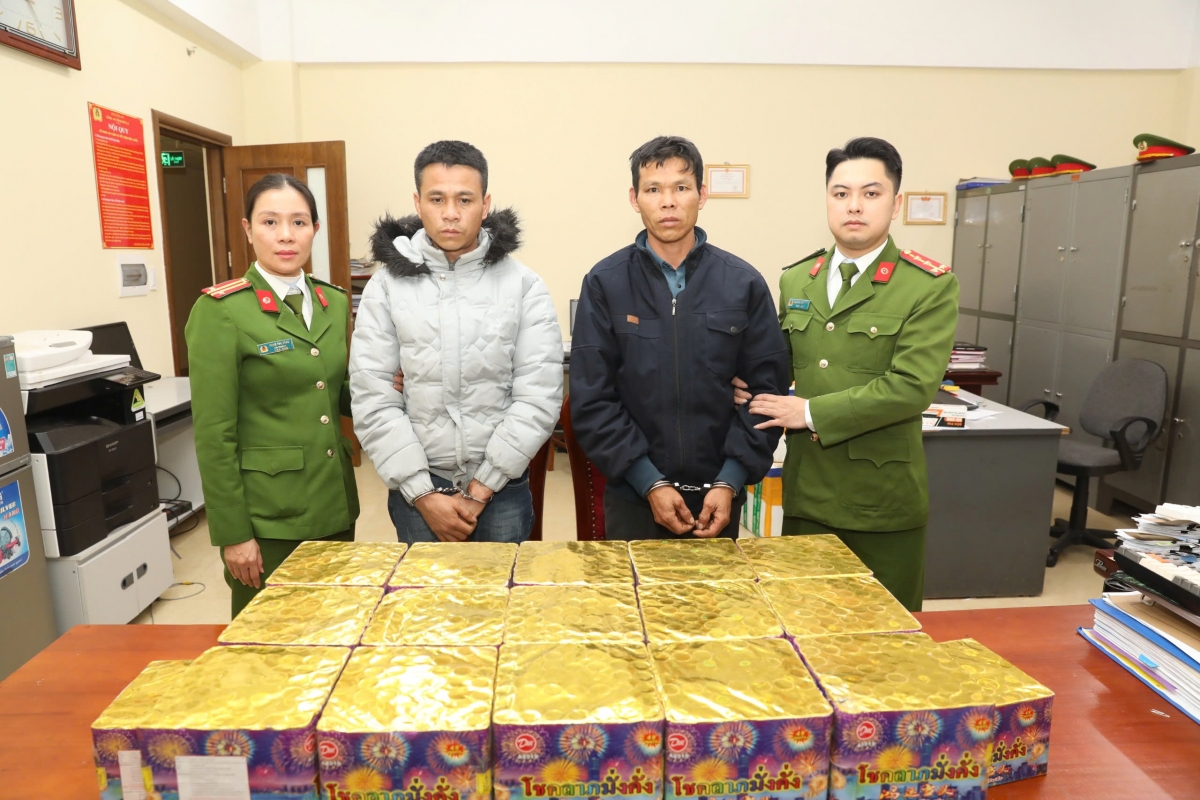 bắt giữ 2 đối tượng vận chuyển 56kg pháo qua biên giới hình ảnh 1 bat giu 2 doi tuong van chuyen 56kg phao qua bien gioi hinh anh 1