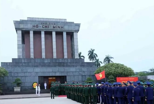 Central Military Commission pays tribute to President Ho Chi Minh