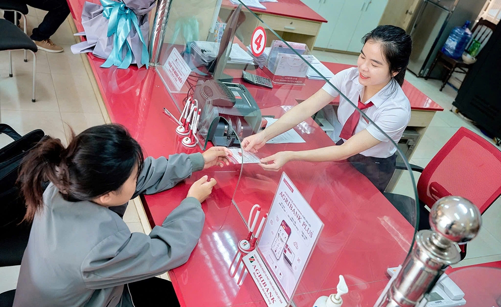 kịp thời ngăn chặn một khách hàng bị kẻ xấu lừa đảo chuyển tiền hình ảnh 1 kip thoi ngan chan mot khach hang bi ke xau lua dao chuyen tien hinh anh 1