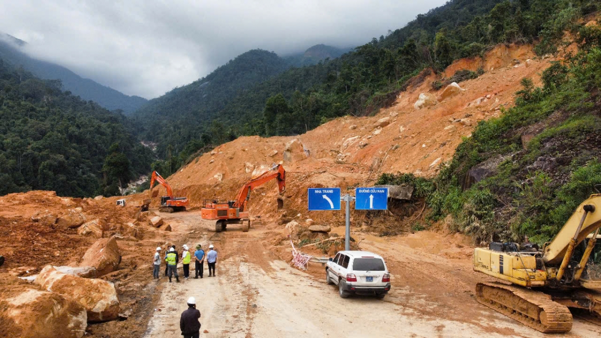 Thông xe qua đèo Khánh Lê trên Quốc lộ 27C - Nha Trang - Đà Lạt vào 7h ngày 22/12