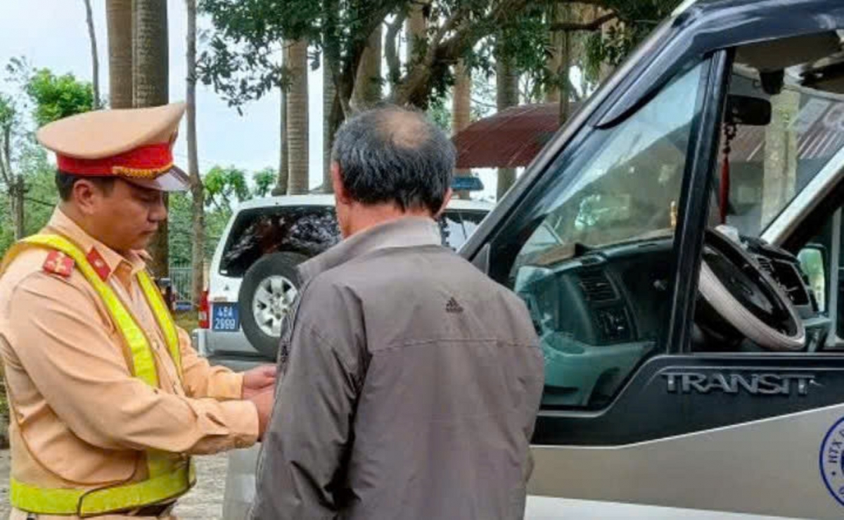 nhiều tài xế ở Đắk nông đến công an khai báo sử dụng điện thoại khi lái xe hình ảnh 1 nhieu tai xe o Dak nong den cong an khai bao su dung dien thoai khi lai xe hinh anh 1