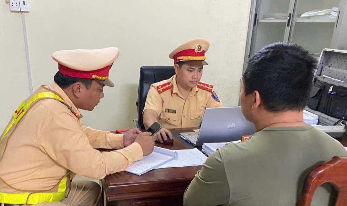 Nhiều tài xế ở Đắk Nông đến công an khai báo sử dụng điện thoại khi lái xe