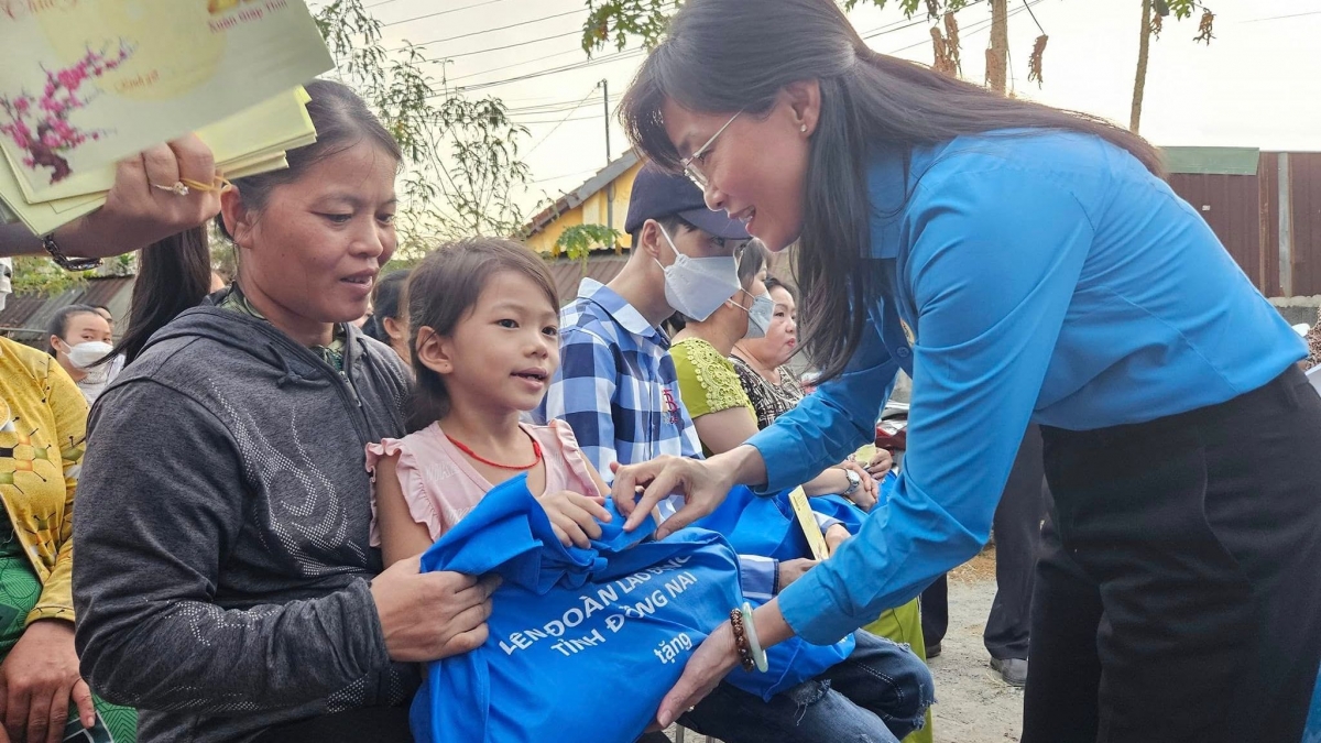 san xuat kinh doanh khoi sac, doanh nghiep cham lo tet cho cong nhan hinh anh 2