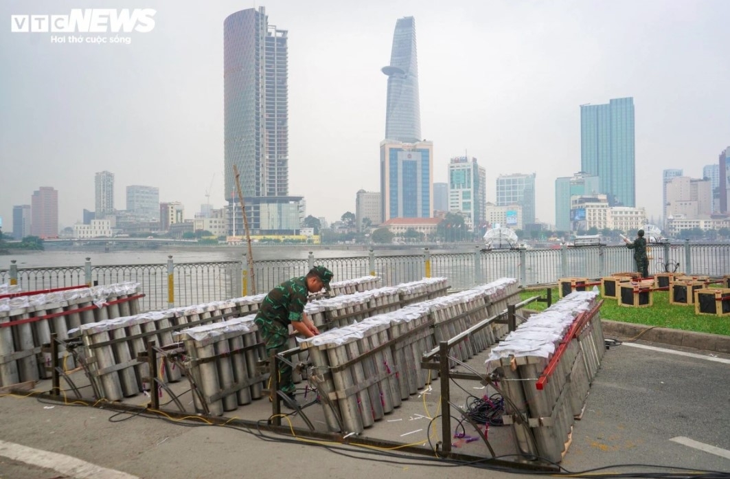 big cities ready for grand fireworks display to ring in new year 2025 picture 8