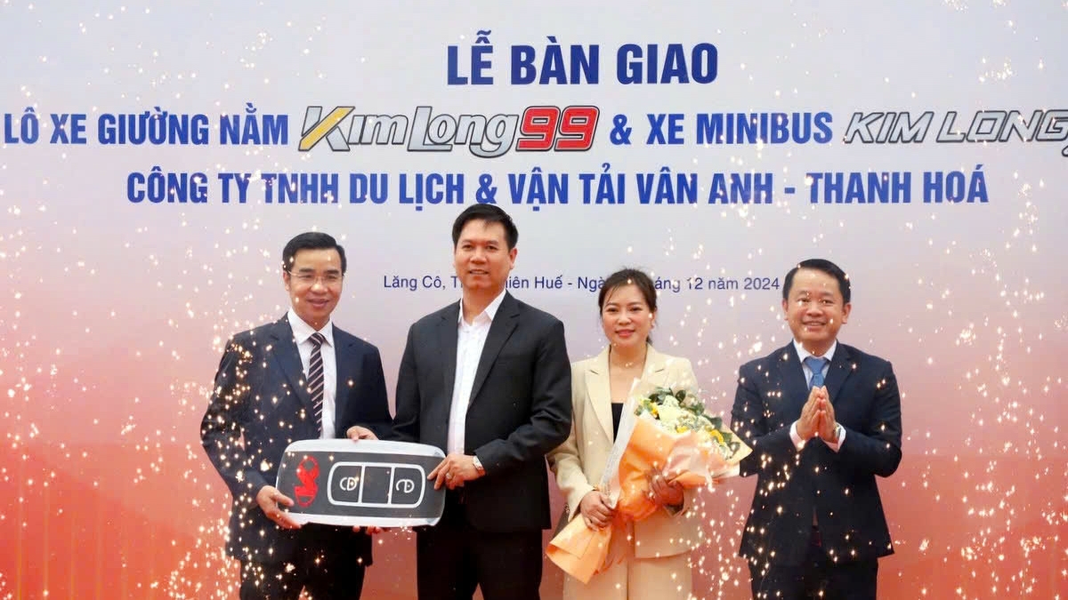 kim long motor ky hop dong 250 xe giuong nam va minibus voi van anh hinh anh 1