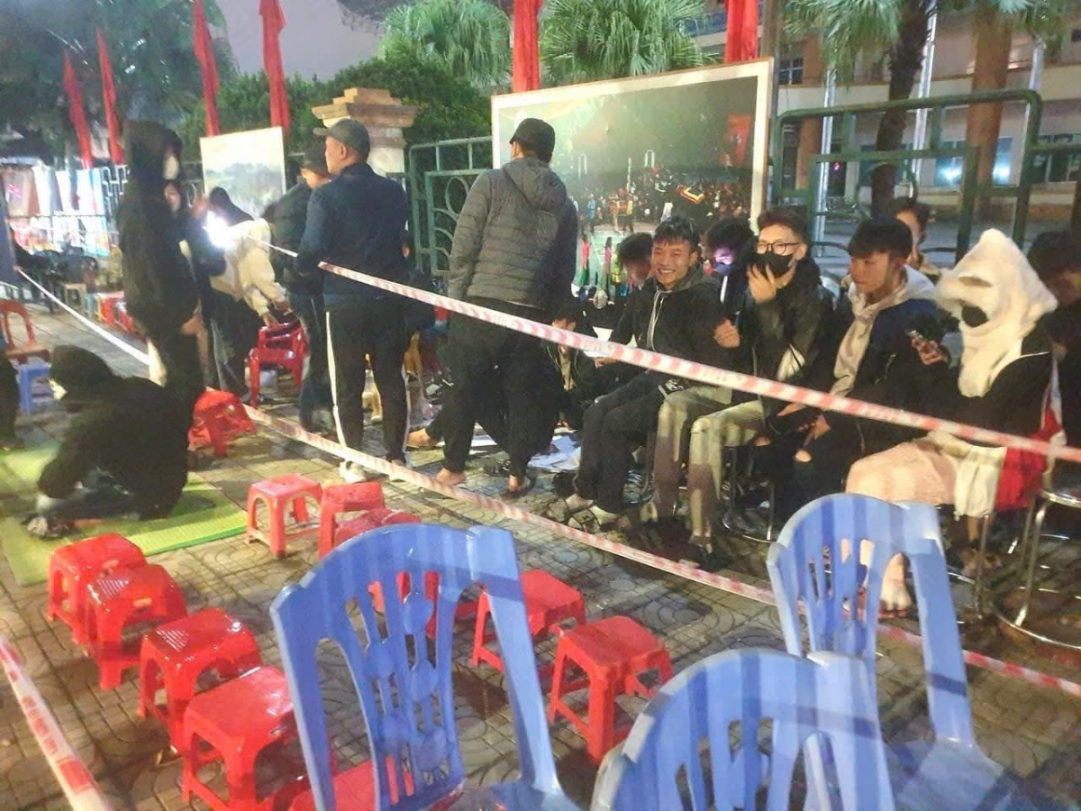 người hâm mộ xếp hàng từ nửa đêm mua vé xem Đt việt nam đá asean cup 2024 hình ảnh 1 nguoi ham mo xep hang tu nua dem mua ve xem Dt viet nam da asean cup 2024 hinh anh 1