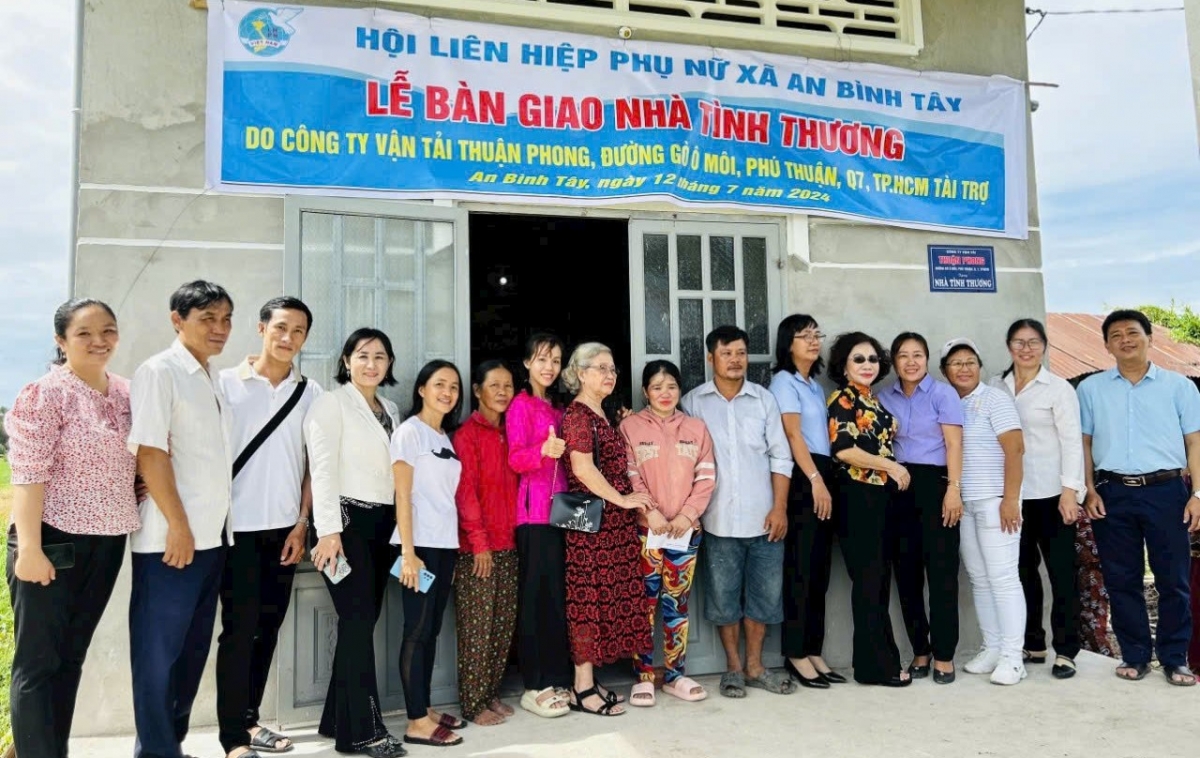 Den cuoi nam 2025, ben tre xoa nha tam bo, nha dot nat hinh anh 1