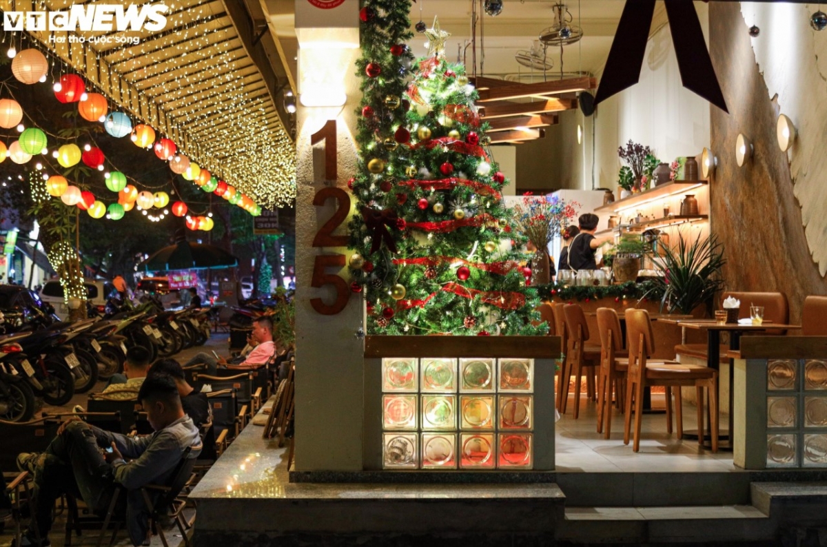 colourful shopping malls bring christmas festive cheer to hanoians picture 10