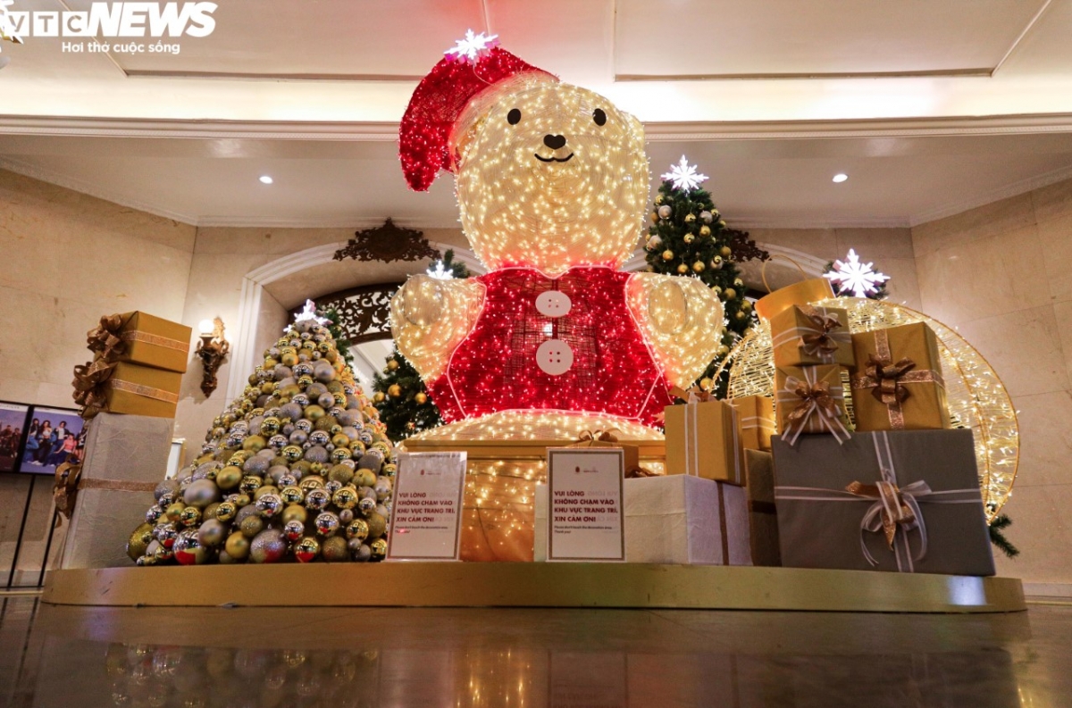 colourful shopping malls bring christmas festive cheer to hanoians picture 2