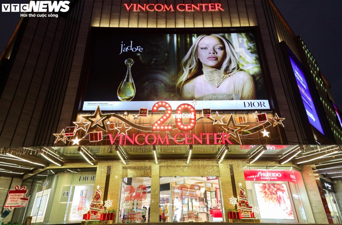 colourful shopping malls bring christmas festive cheer to hanoians picture 3