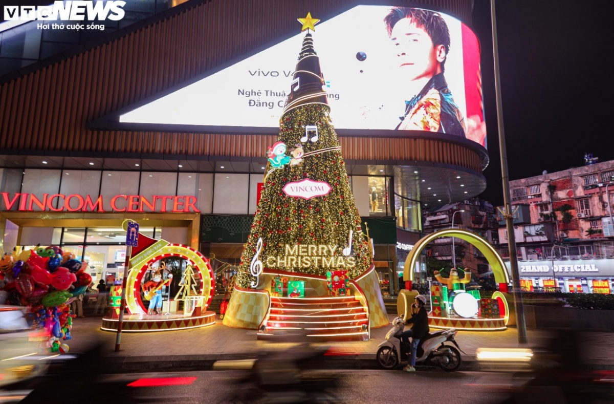 Colourful shopping malls bring Christmas festive cheer to Hanoians