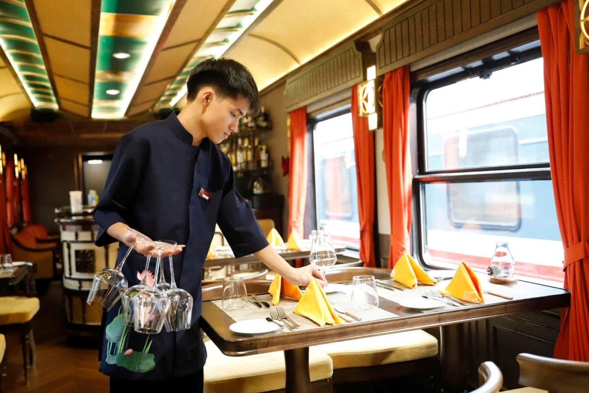 khách trên tàu hỏa du lịch 5 sao sjourney dừng ở quảng bình tham quan và ăn tối ngoài trời hình ảnh 4 khach tren tau hoa du lich 5 sao sjourney dung o quang binh tham quan va an toi ngoai troi hinh anh 4