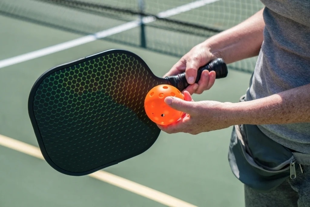 Đang chơi pickleball, người đàn ông bất ngờ đổ gục xuống sân