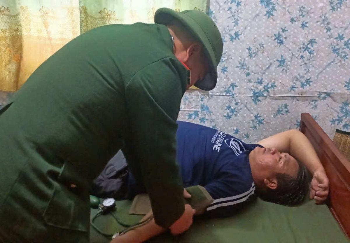 cứu 14 ngư dân bị chìm tàu trên biển quảng bình hình ảnh 2 cuu 14 ngu dan bi chim tau tren bien quang binh hinh anh 2