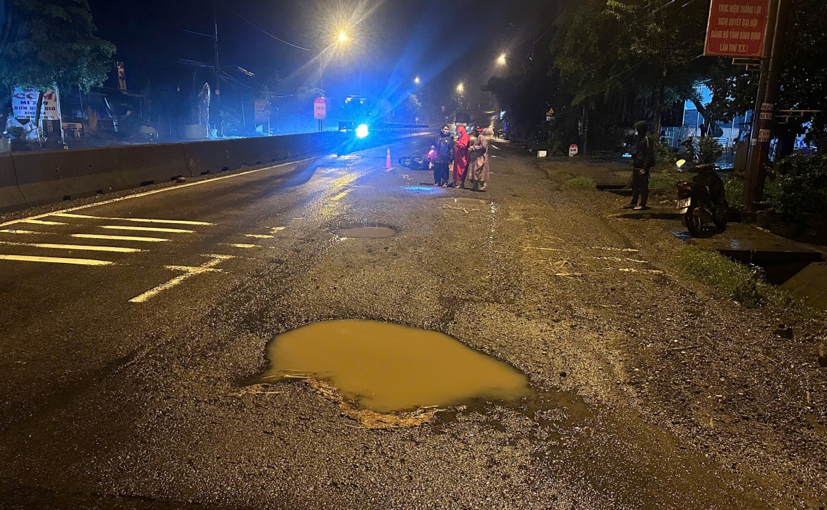 người đàn ông ngã tử vong vì vấp ổ gà trên đường hình ảnh 1 nguoi dan ong nga tu vong vi vap o ga tren duong hinh anh 1