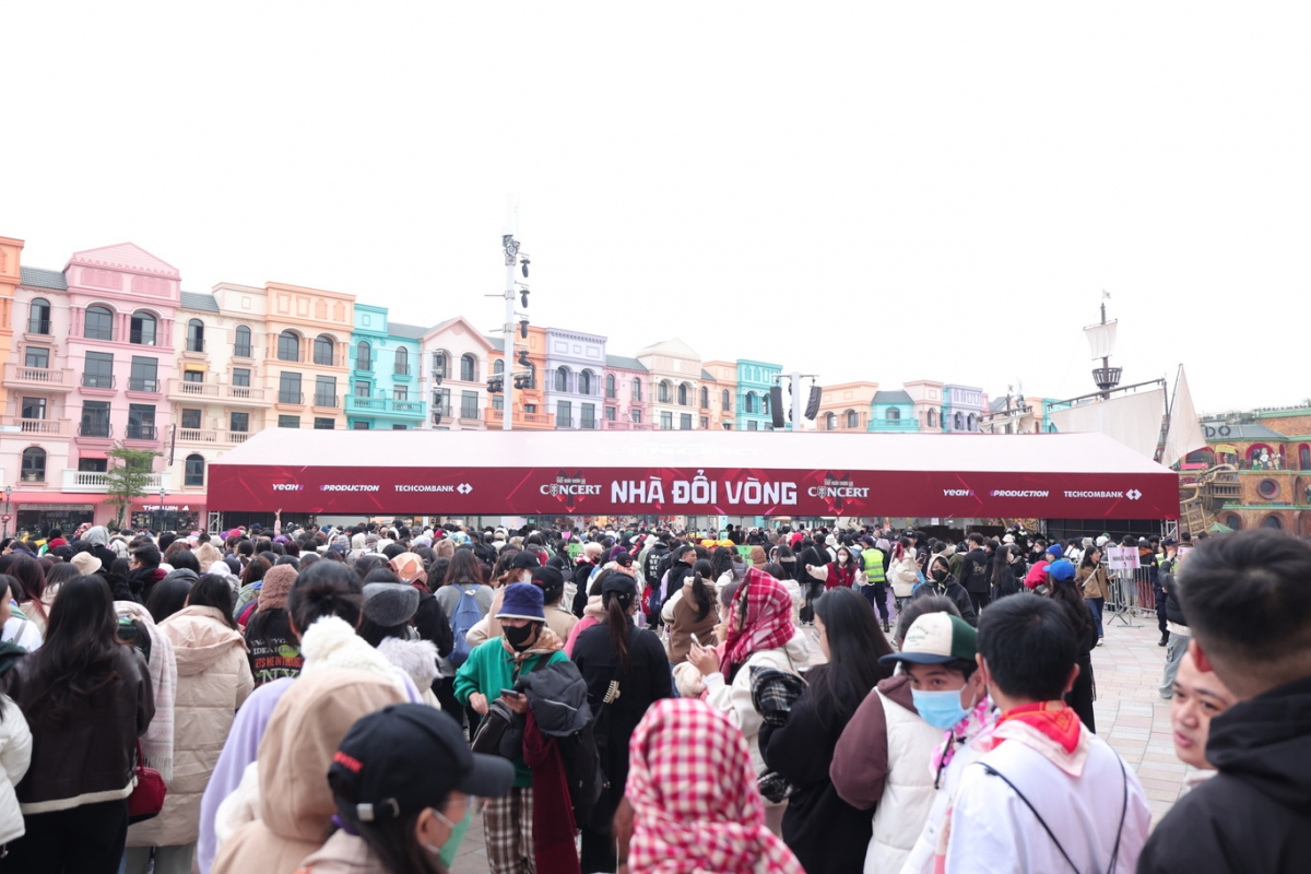 hàng nghìn khán giả đội giá rét sang hưng yên xem anh trai vượt ngàn chông gai hình ảnh 1 hang nghin khan gia doi gia ret sang hung yen xem anh trai vuot ngan chong gai hinh anh 1
