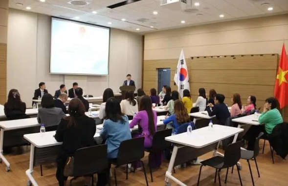 Embassy holds meeting with labour consultants, Vietnamese community’s representatives in RoK