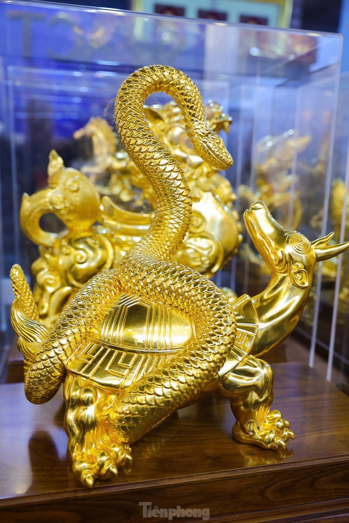 24k gold-plated snake figurines among favourite tet gifts picture 1