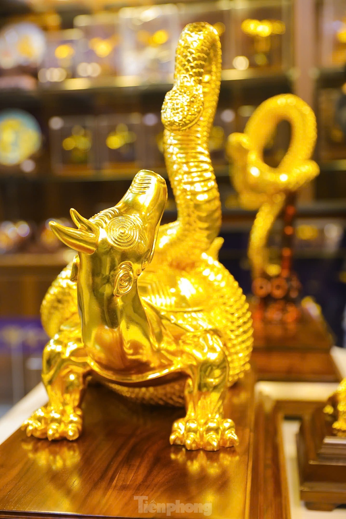 24k gold-plated snake figurines among favourite tet gifts picture 2