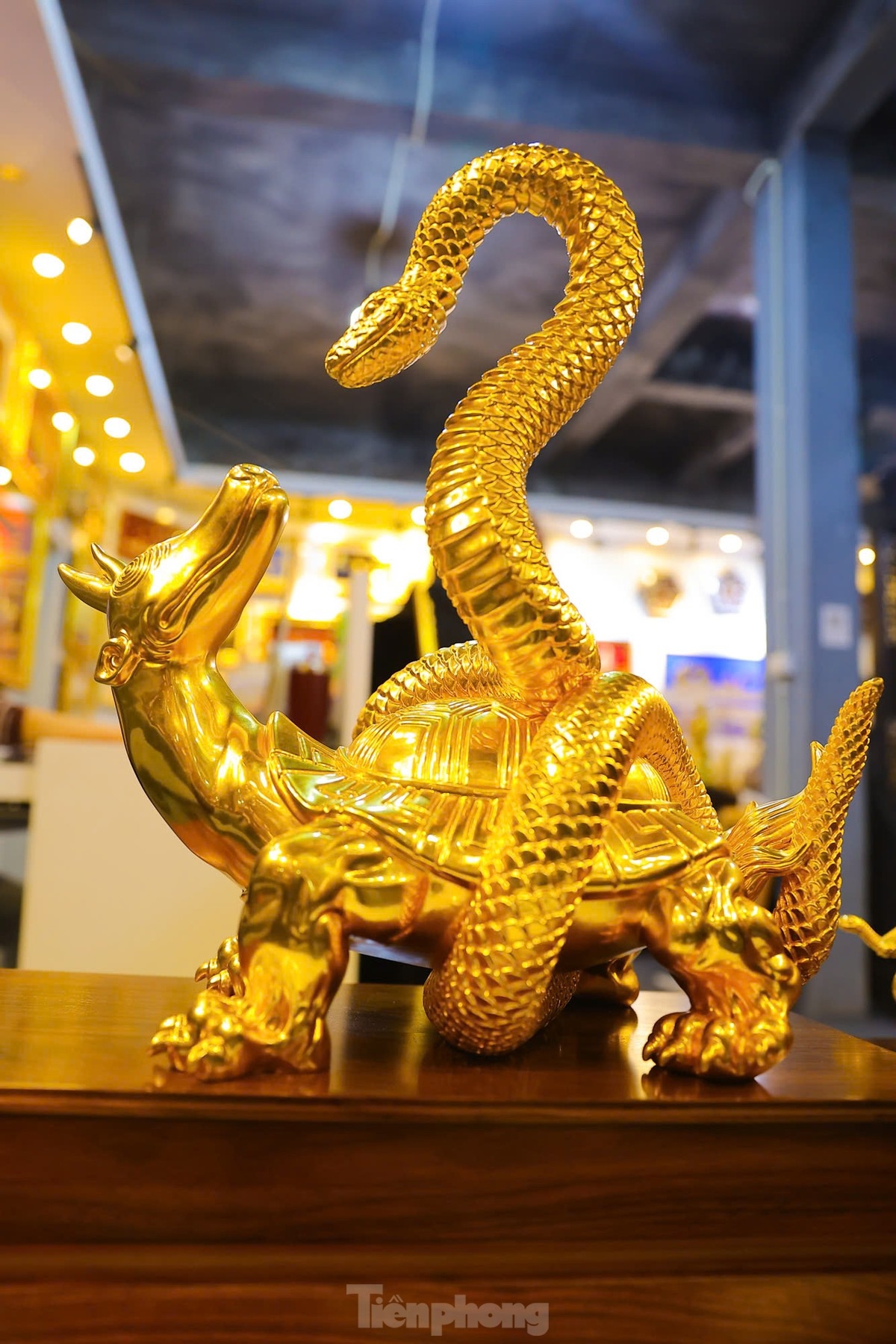 24k gold-plated snake figurines among favourite tet gifts picture 3