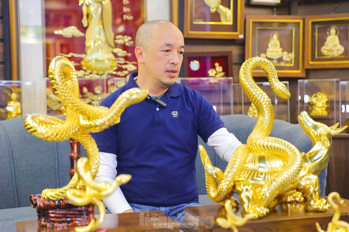 24k gold-plated snake figurines among favourite tet gifts picture 4