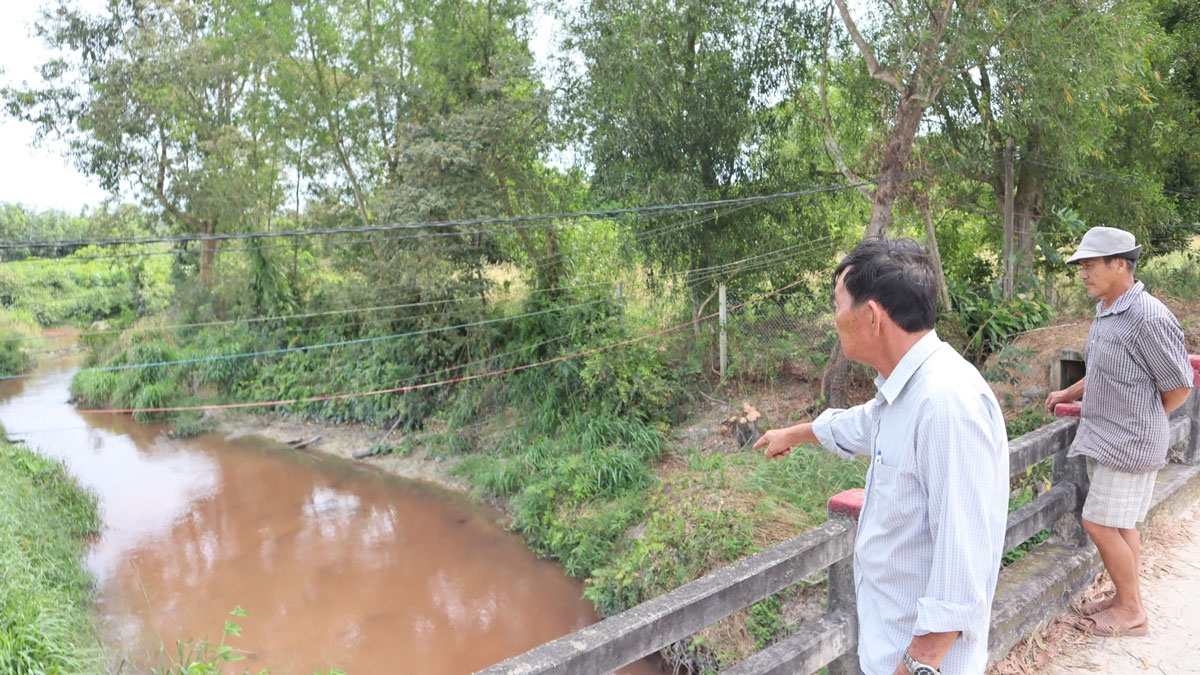 chua xac dinh duoc nguyen nhan khien nuoc con suoi o binh phuoc chuyen mau do hinh anh 2