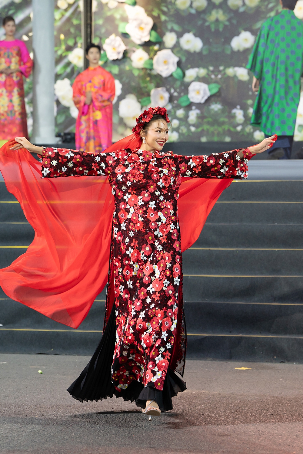 An tuong khoanh khac 300 drone ve ao dai tren bau troi Da lat hinh anh 1