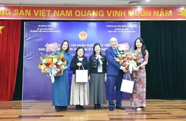 Vietnamese language teachers abroad complete training in Hanoi