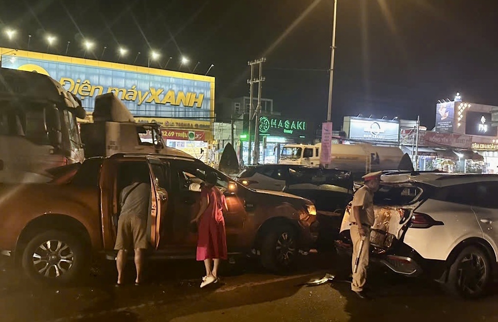 gây tai nạn liên hoàn, tài xế xe đầu kéo bị khởi tố hình ảnh 2 gay tai nan lien hoan, tai xe xe dau keo bi khoi to hinh anh 2