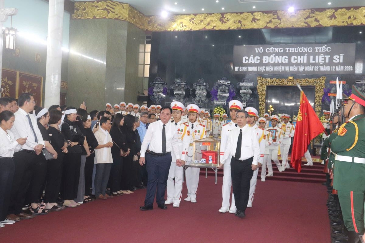 tiễn đưa 12 liệt sĩ về nơi an nghỉ cuối cùng hình ảnh 6 tien dua 12 liet si ve noi an nghi cuoi cung hinh anh 6