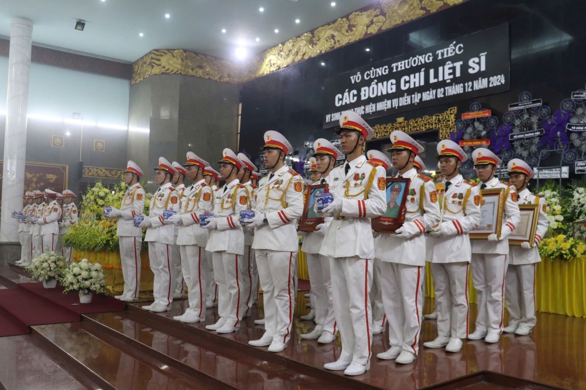 tiễn đưa 12 liệt sĩ về nơi an nghỉ cuối cùng hình ảnh 3 tien dua 12 liet si ve noi an nghi cuoi cung hinh anh 3