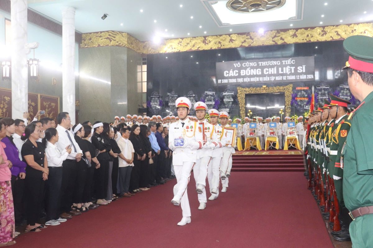 tiễn đưa 12 liệt sĩ về nơi an nghỉ cuối cùng hình ảnh 5 tien dua 12 liet si ve noi an nghi cuoi cung hinh anh 5