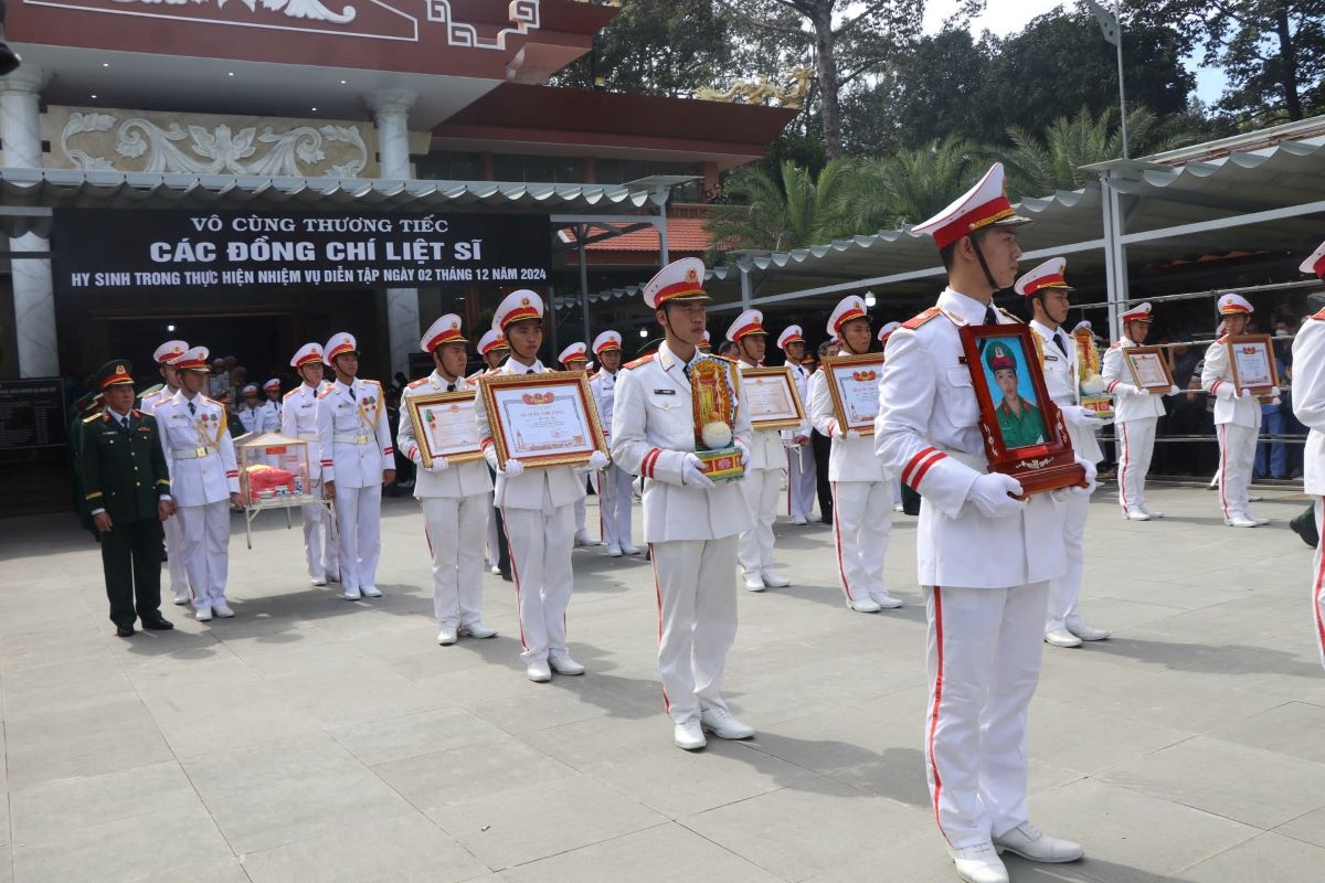 tiễn đưa 12 liệt sĩ về nơi an nghỉ cuối cùng hình ảnh 7 tien dua 12 liet si ve noi an nghi cuoi cung hinh anh 7