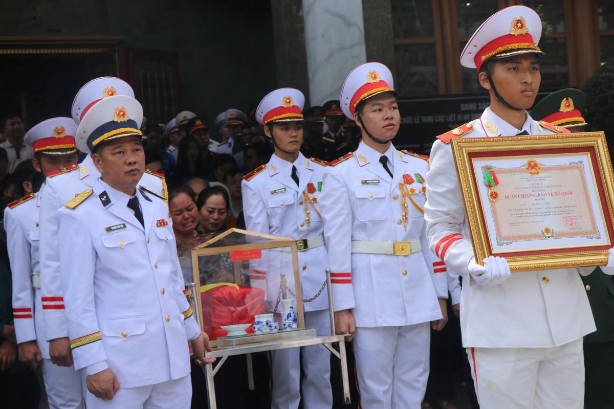 tiễn đưa 12 liệt sĩ về nơi an nghỉ cuối cùng hình ảnh 8 tien dua 12 liet si ve noi an nghi cuoi cung hinh anh 8