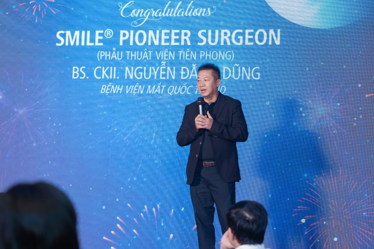 giam doc bv mat dnd nhan giai thuong phau thuat vien tien phong mo smile tai vn hinh anh 2