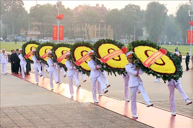 lanh dao Dang, nha nuoc vao lang vieng chu tich ho chi minh hinh anh 1