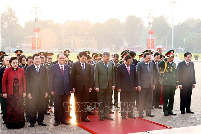 lanh dao Dang, nha nuoc vao lang vieng chu tich ho chi minh hinh anh 2