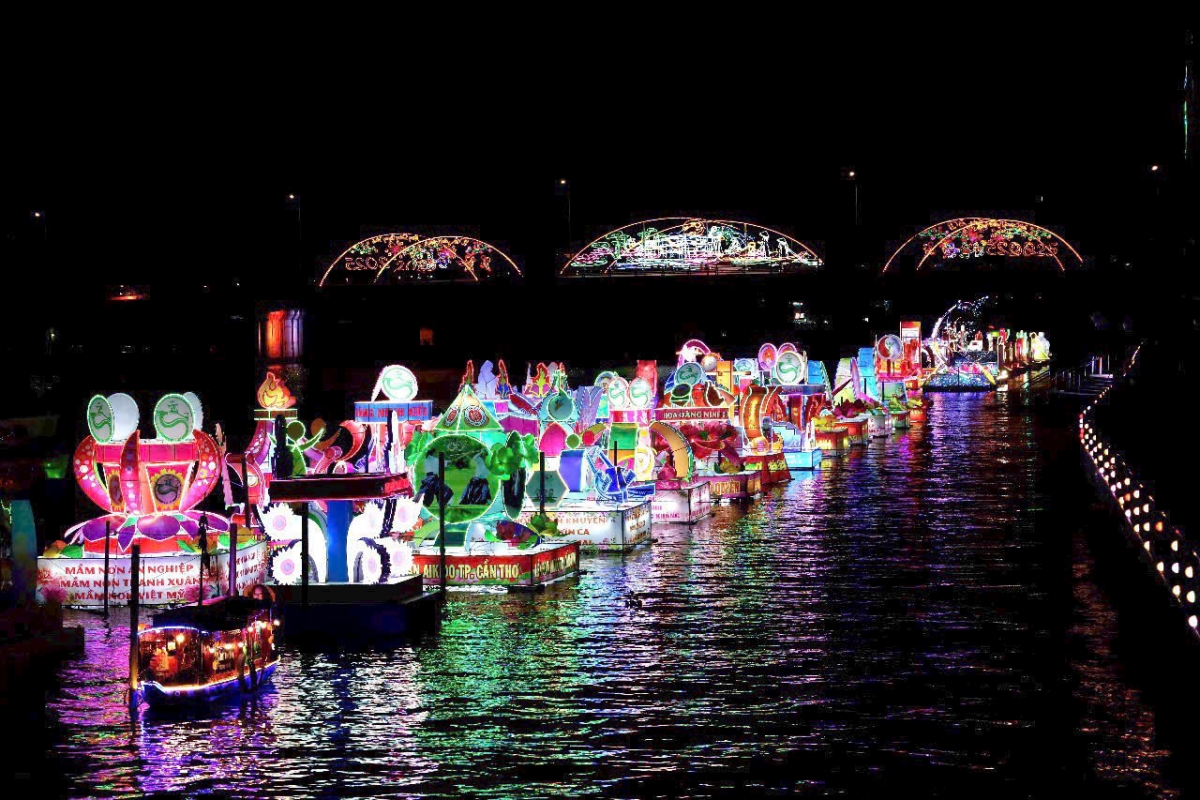 Rực rỡ Ngày hội Du lịch – Đêm hoa đăng Ninh Kiều, Cần Thơ