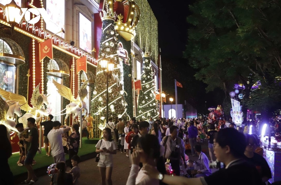 colorful christmas decorations brighten up ho chi minh city picture 11